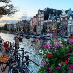 Arti dan Penggunaan "Strolling Around" dalam Bahasa Inggris Sehari-hari